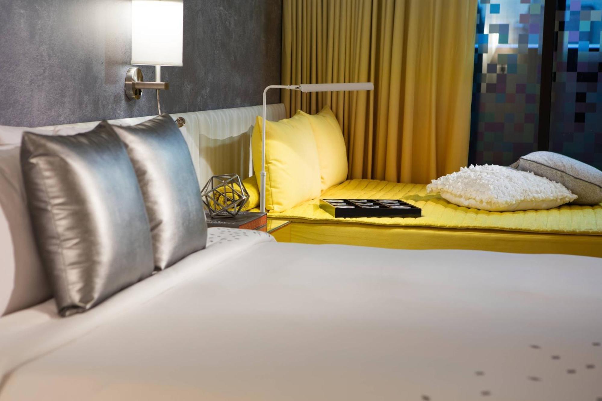 Hotel Renaissance New York Times Square By Marriott Exterior foto