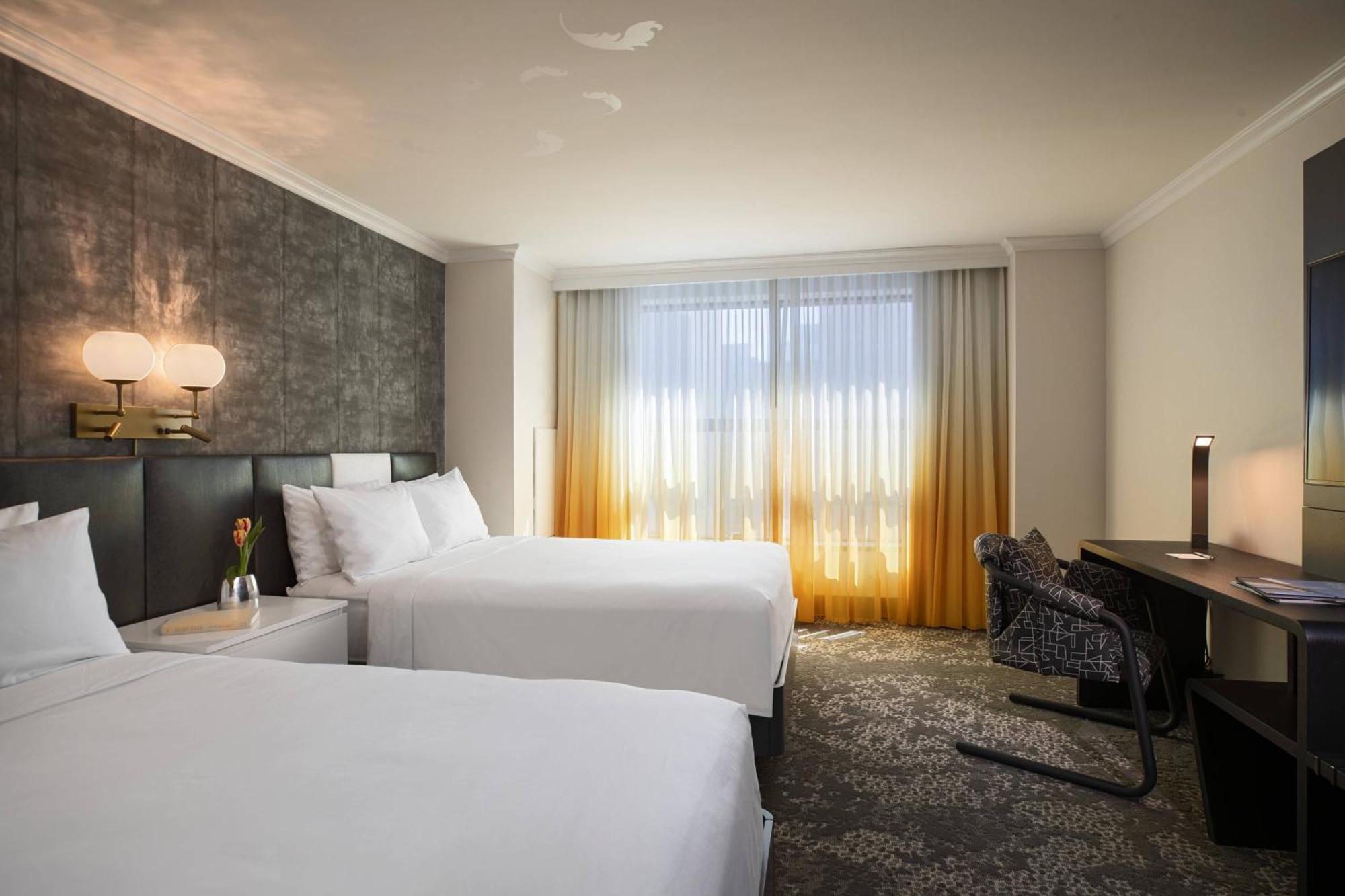 Hotel Renaissance New York Times Square By Marriott Exterior foto