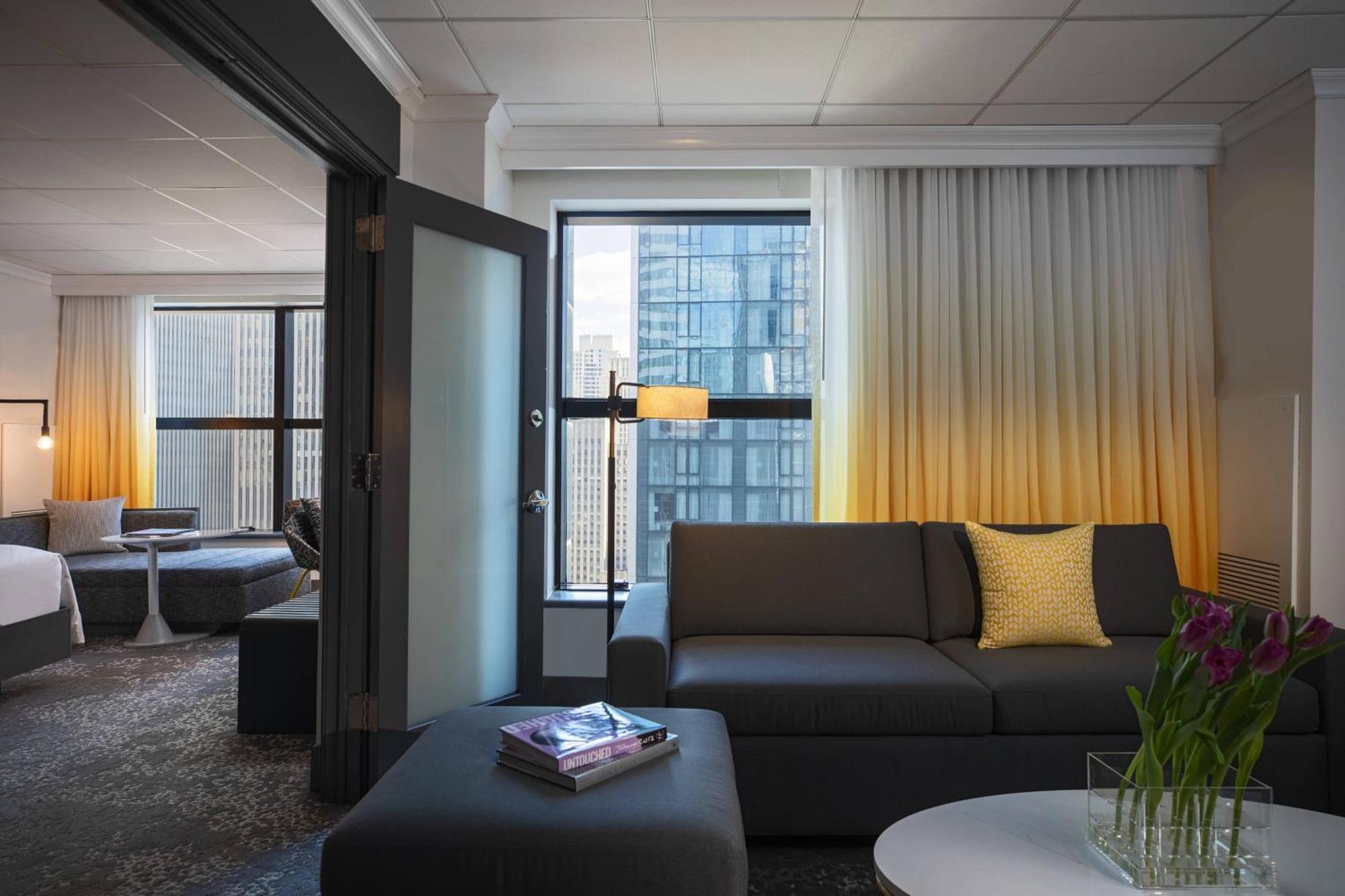 Hotel Renaissance New York Times Square By Marriott Exterior foto